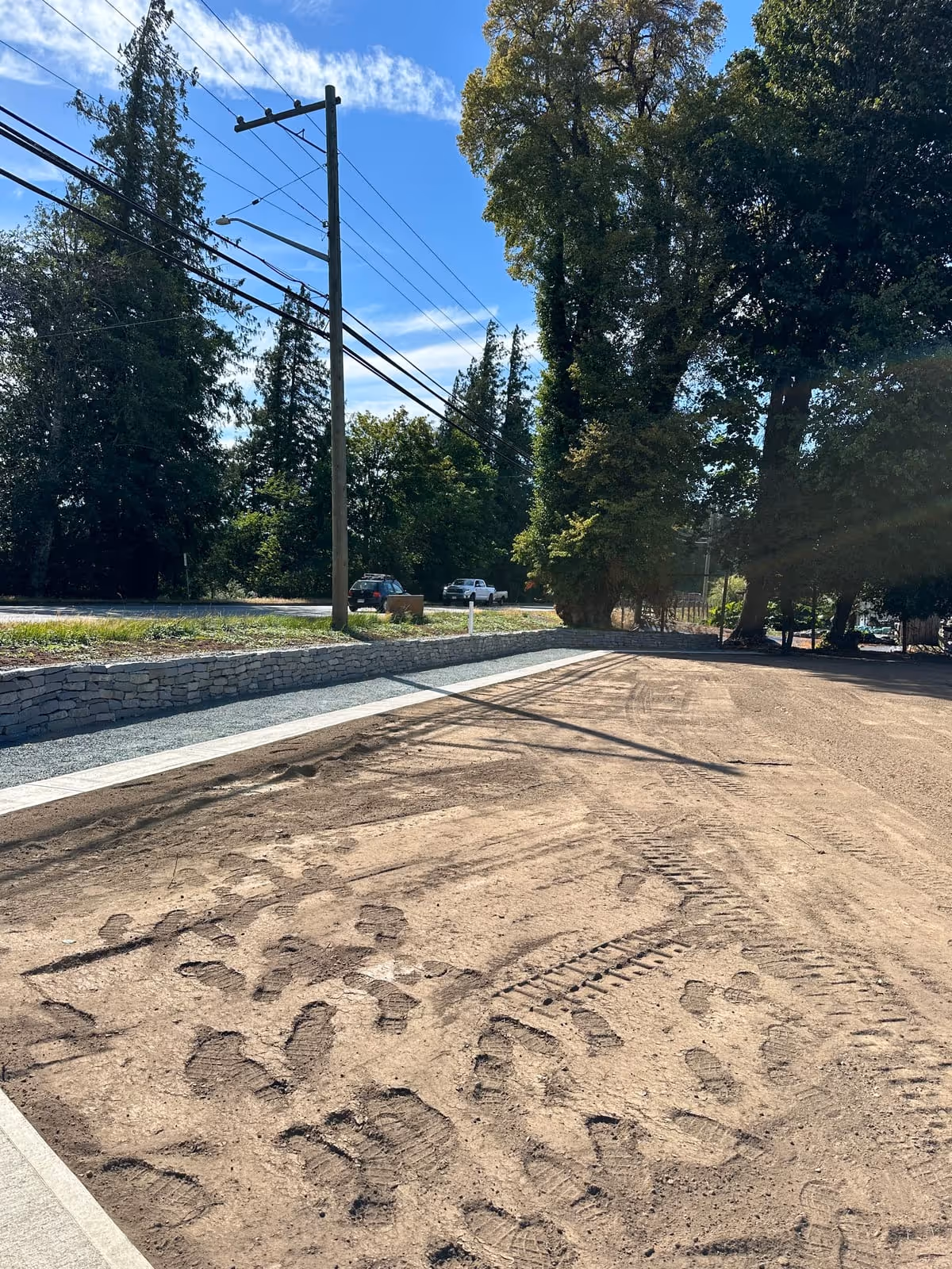 Stone block retaining wall along a roadway